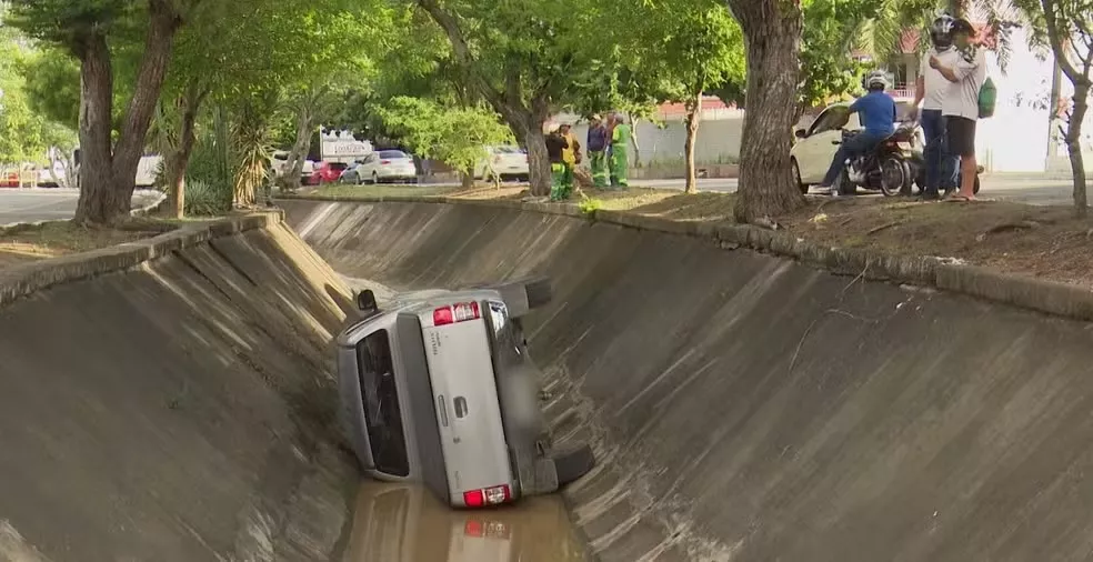Idoso reage a tentativa de assalto, perde controle de carro e cai dentro de canal, em Campina Grande