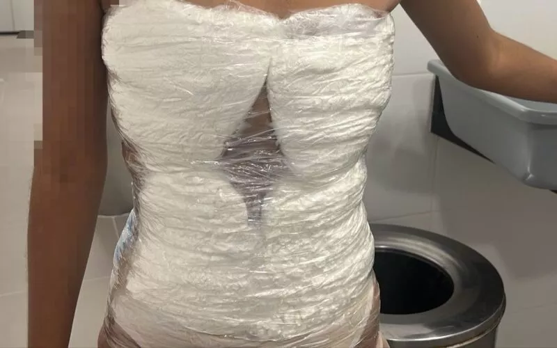 Jovem é presa pela Polícia Federal com 3kg de cocaína no Aeroporto Castro Pinto, em João Pessoa