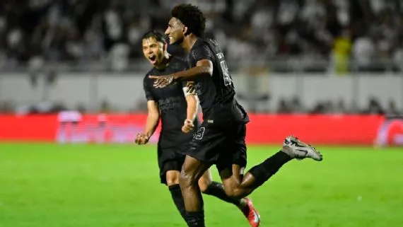 Com menos um, Corinthians é salvo por Talles Magno em gramado 'encharcado', vence Ponte Preta e se recupera de derrota no Majestoso