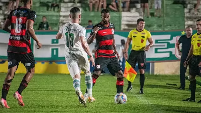 Sousa domina, vence o Campinense e dispara na liderança do Campeonato Paraibano