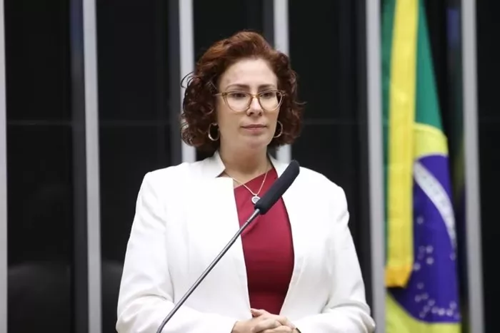 Justiça Eleitoral de SP cassa mandato da deputada Carla Zambelli