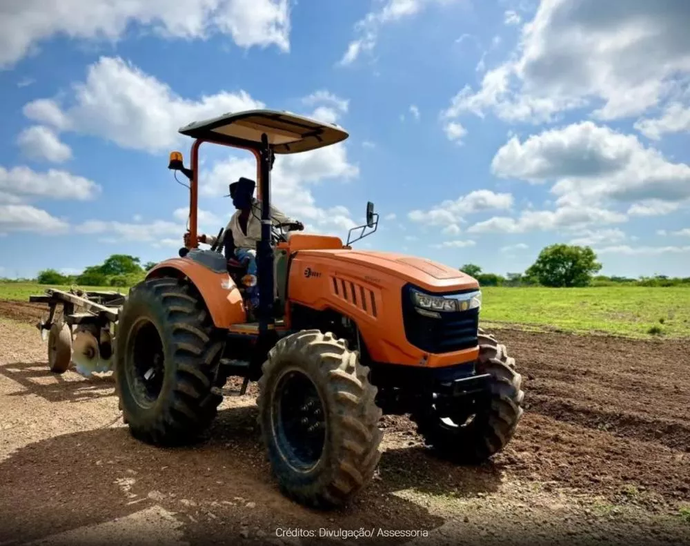 Prefeitura de Catingueira-PB oferece corte de terra gratuito para agricultores da zona rural, beneficiando mais de 700 famílias