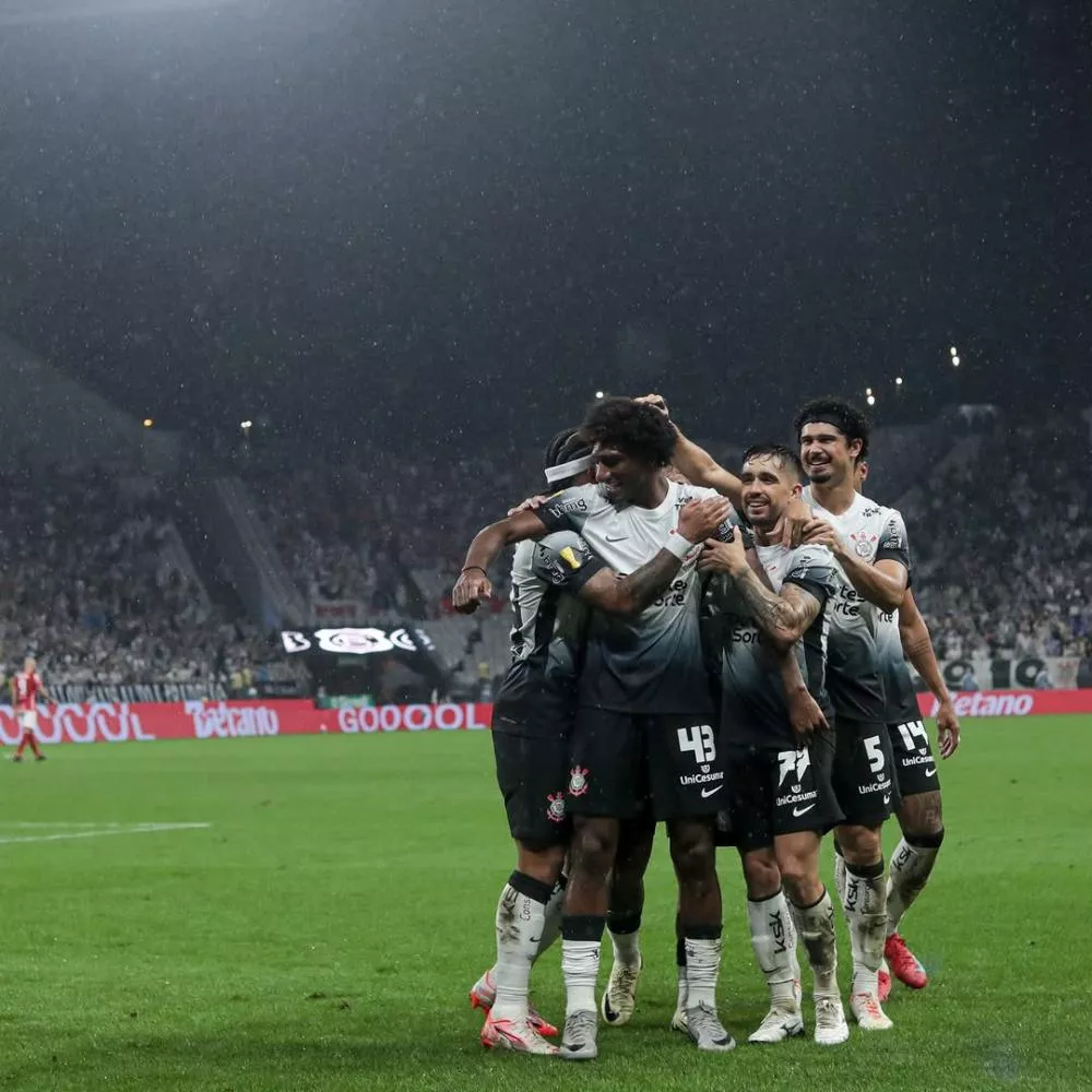 Corinthians abre 2 a 0, leva susto do Noroeste no fim, mas garante quinta vitória no Paulistão