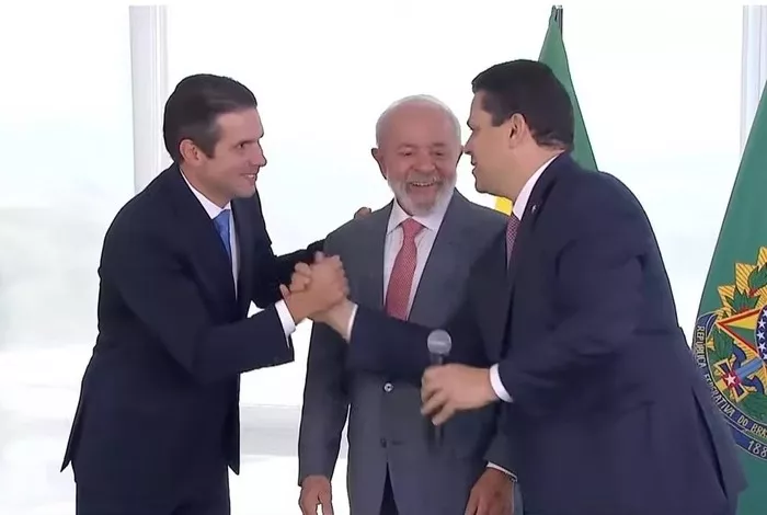 Presidente Lula recebe Hugo Motta e Alcolumbre no Planalto