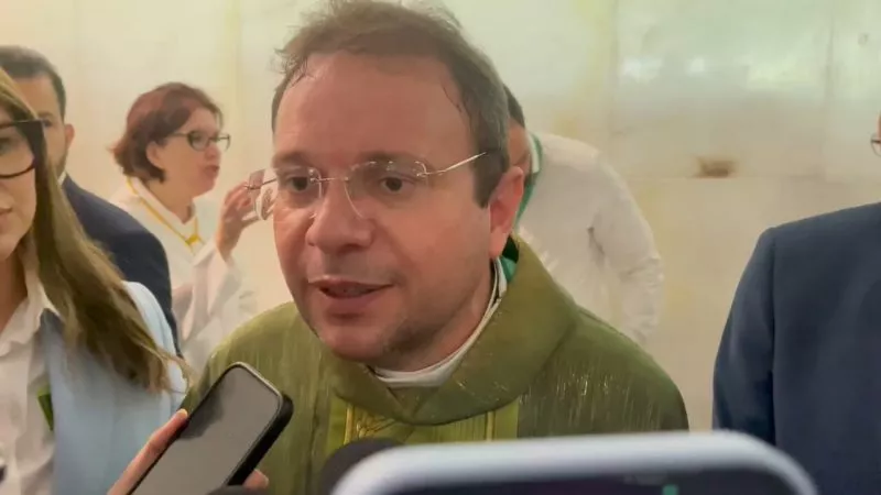 “Coloque seus dons à serviço do povo”: Padre Fabrício aconselha Hugo Motta após celebrar Missa de Ação de Graças no Congresso