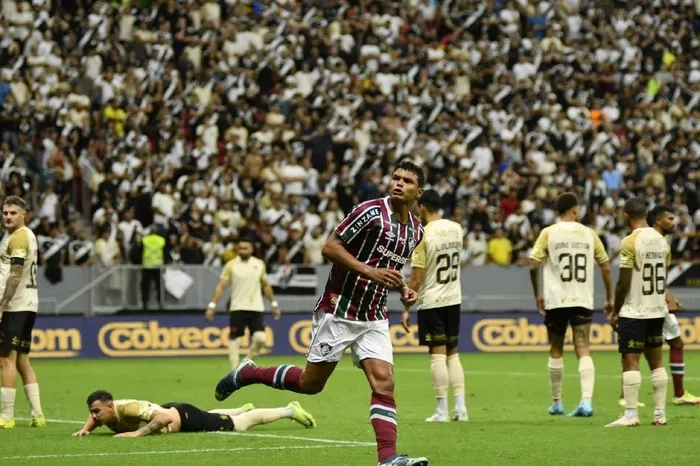 Torcidas dão show e Fluminense bate Vasco em jogo eletrizante no DF