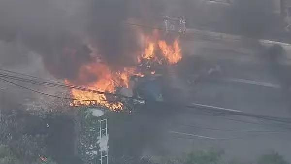 Avião cai em avenida de SP, atinge ônibus e deixa 2 mortos e 6 feridos