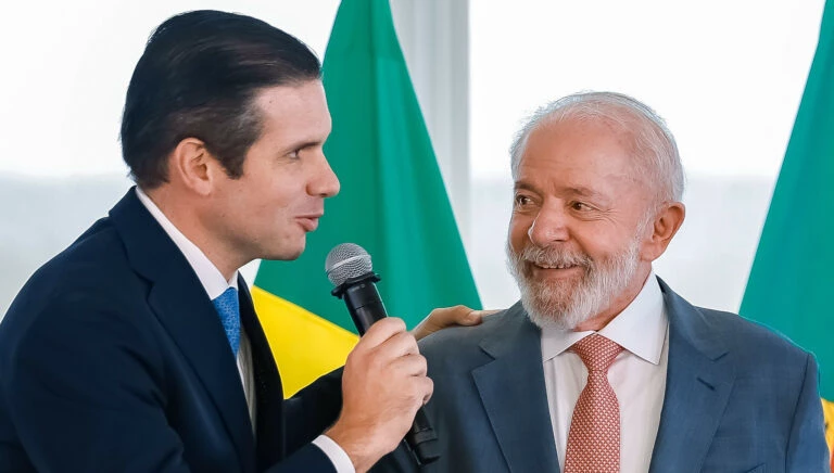 Hugo Motta descarta pedidos de impeachment de Lula: “Respaldado pelo povo”