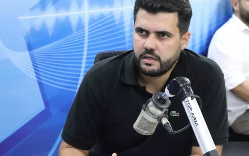 Secretário de Educação da Paraíba reforça restrição do uso de celulares em sala de aula e defende apoio dos pais: “No WhatsApp, não vai aprender”