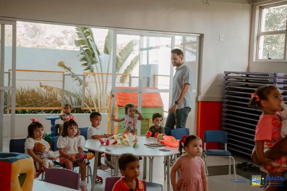 Volta às aulas em Malta: Secretário acompanha acolhida dos alunos na Rede Municipal e entrega kits escolares