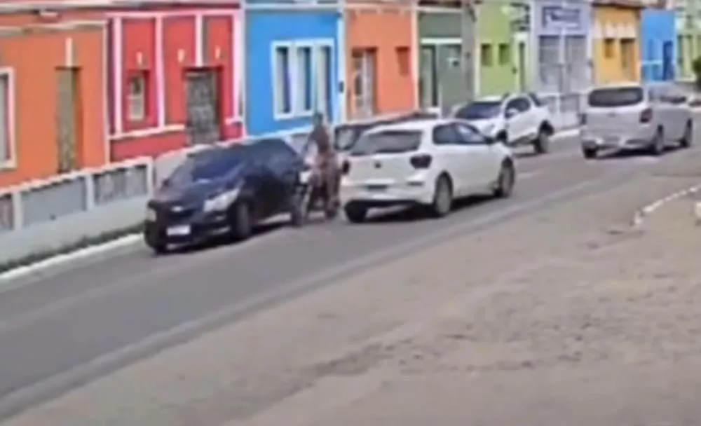Câmera de segurança flagra colisão entre moto e carro em Soledade-PB; veja vídeo