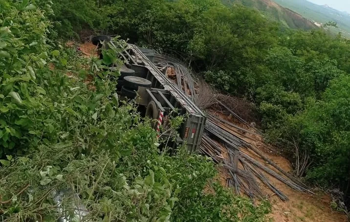 Vítimas de acidente na Serra do Teixeira são liberadas e passam bem; empresa prestou toda assistência