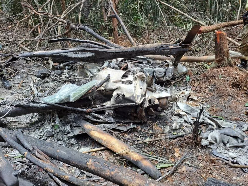 FAB derruba avião venezuelano com traficantes que entrou ilegalmente na Amazônia. Vídeo