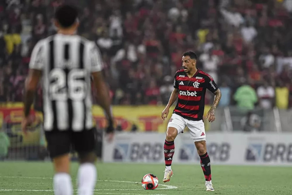 Flamengo vence Botafogo em clássico polêmico e encaminha classificação no Carioca