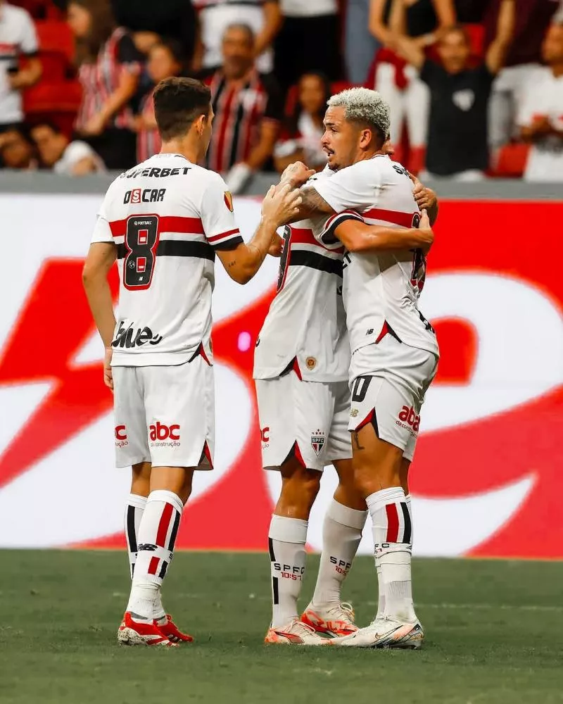 São Paulo cede empate nos acréscimos após ficar três vezes à frente, tropeça de novo e vai pressionado contra Palmeiras