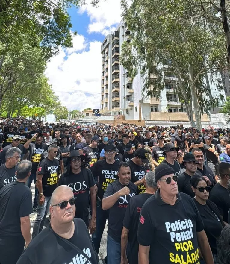 Policiais civis, penais e militares realizam protesto em frente à granja do governador, em João Pessoa, e cobram reajuste salarial