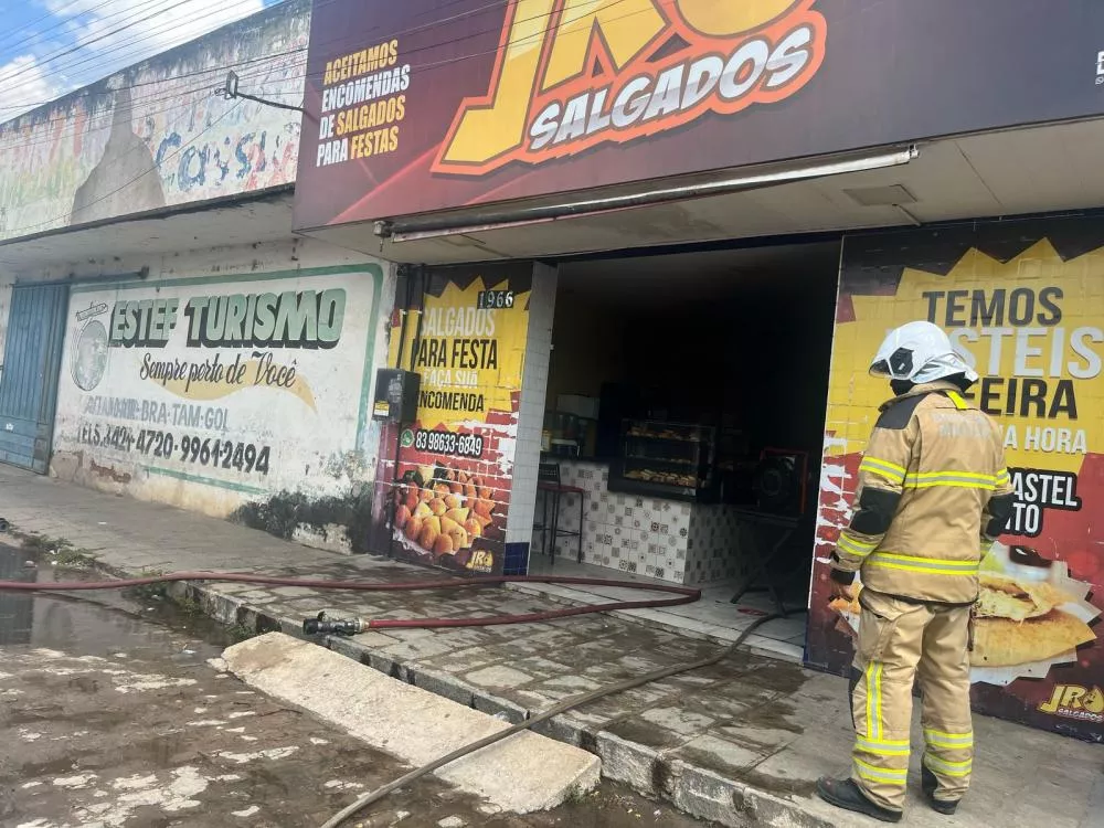 Incêndio é registrado em lanchonete na tarde deste sábado (15), em Patos; veja imagens
