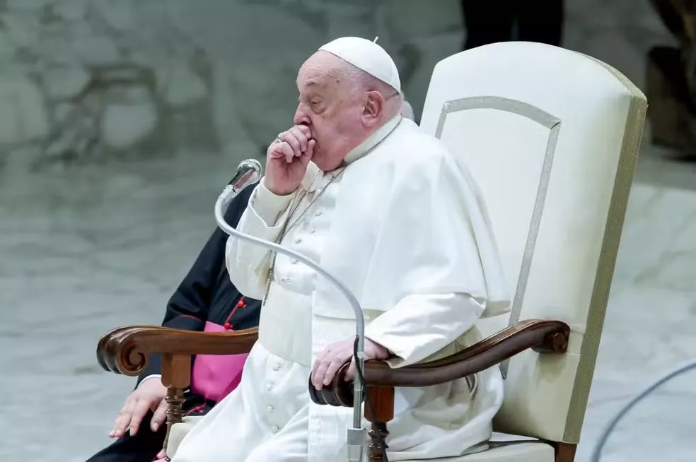 Vaticano informa que papa Francisco tem “pneumonia bilateral”