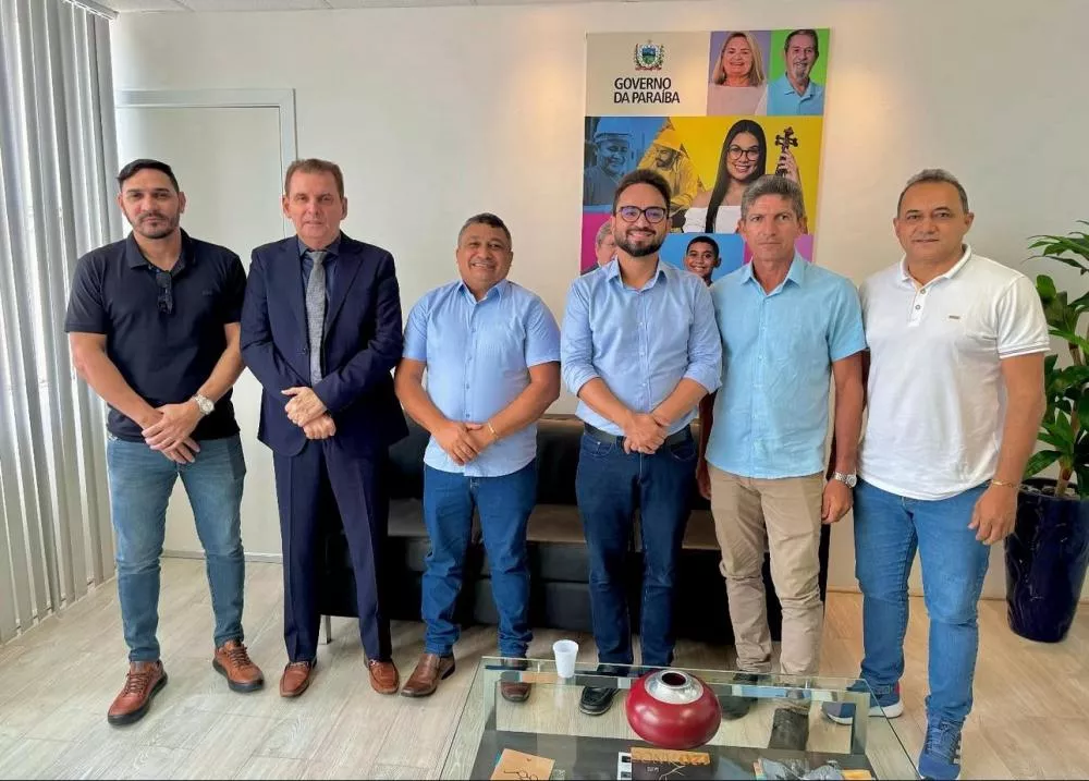 Prefeito Erivan Júlio e Deputado Chico Mendes Buscam Avanços para Salgadinho em Audiência com Secretário de Administração