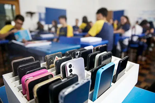 Governo regulamenta lei que restringe uso de celular na escola