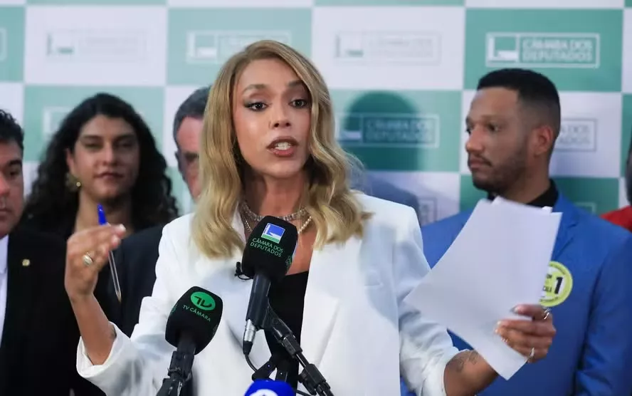 Com 234 assinaturas, PEC contra escala 6x1 é protocolada na Câmara pela deputada Erika Hilton