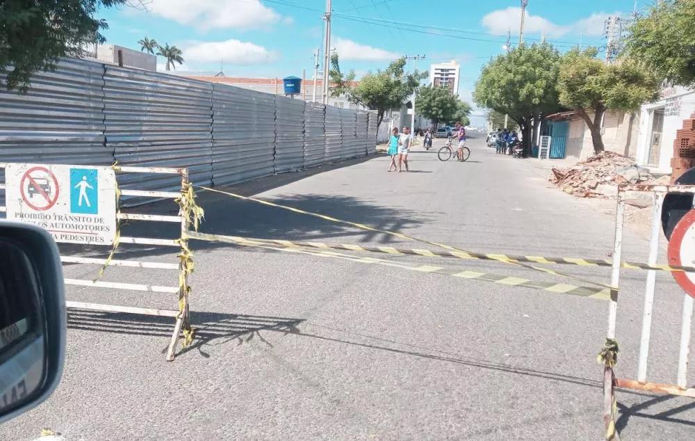 STTRANS informa sobre interdição parcial da Rua Moacir Leitão para obras de ampliação do Hospital do Bem, em Patos