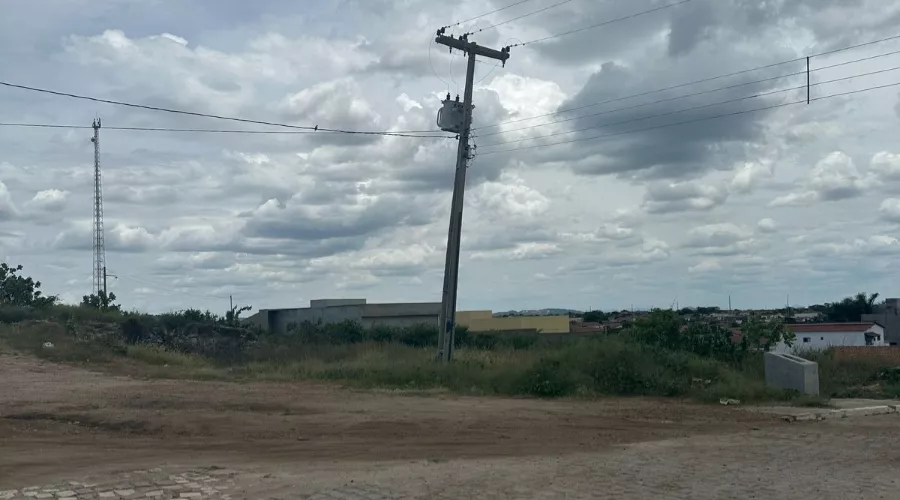 Moradores de Condado relatam oscilações constantes de energia e sobrecarga em transformador; Energisa se pronuncia