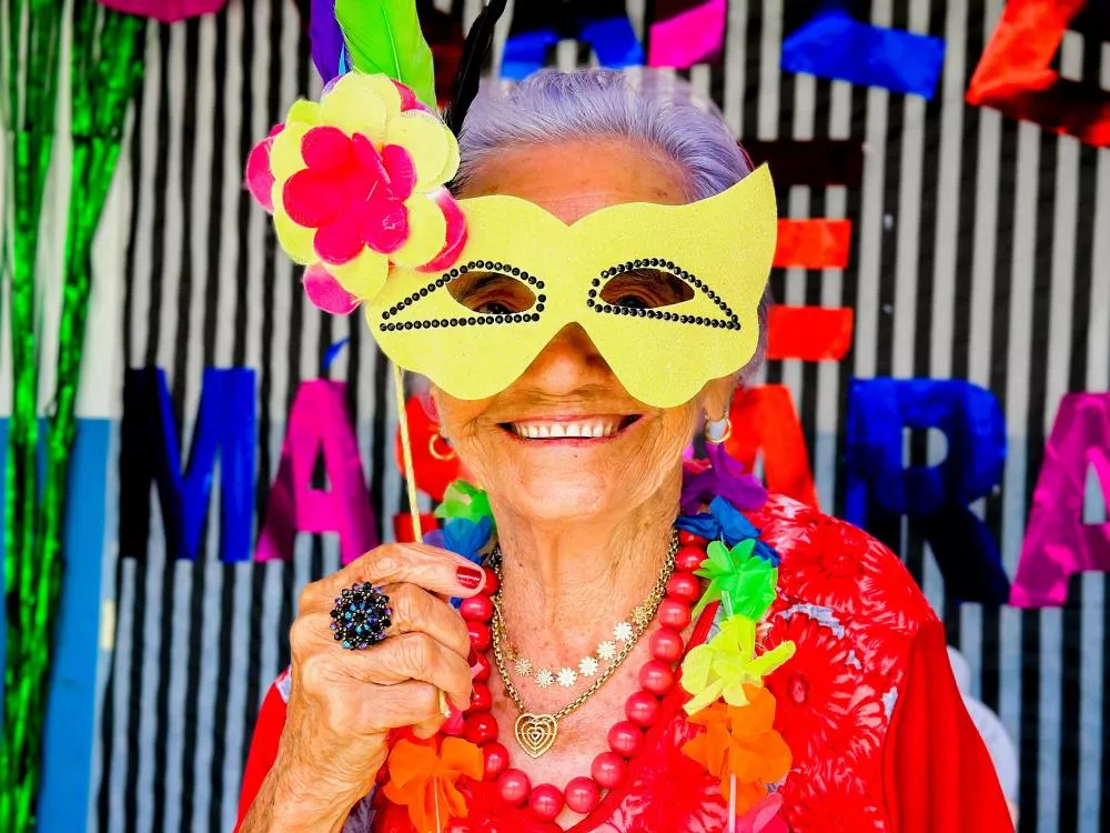 Baile de Máscaras no Centro Dia do Idoso celebra o Carnaval com alegria e protagonismo
