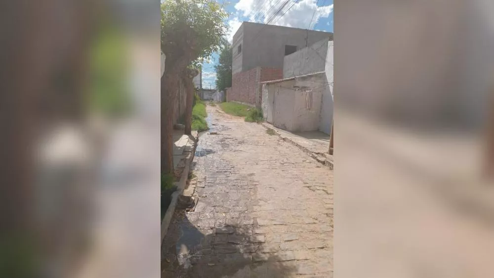 Moradora denuncia galeria entupida no bairro Dona Milindra, em Patos