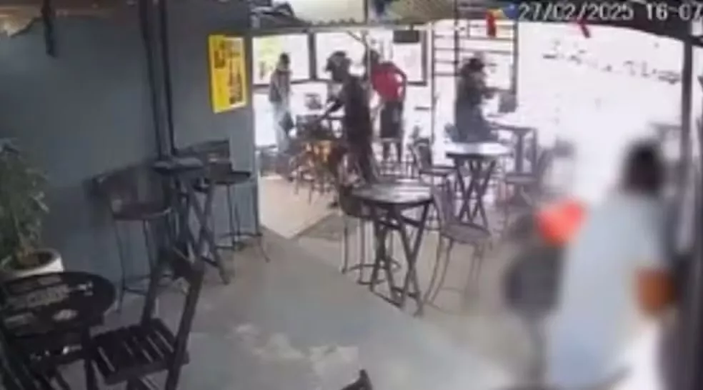 Na Paraíba: Quatro homens invadem bar e executam comerciante com 32 tiros