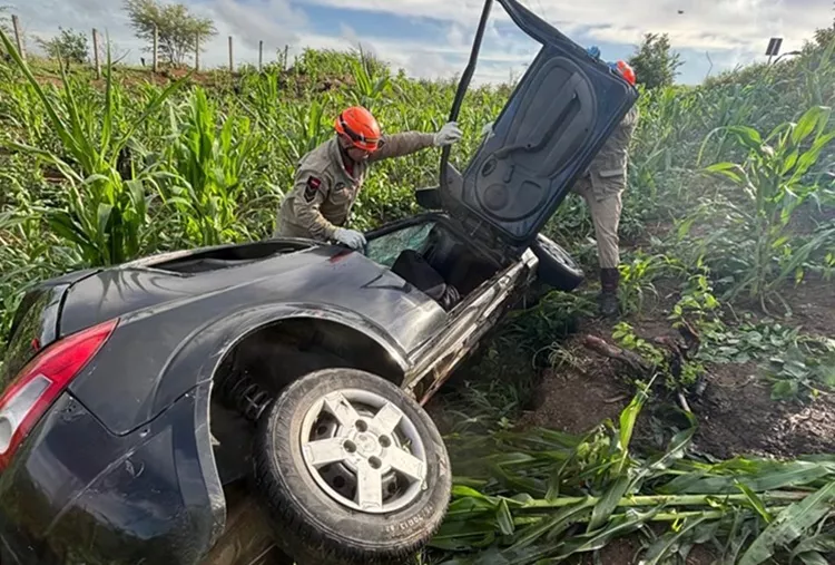 Motorista fica preso em carro após capotamento na BR-230, próximo a Marizópolis