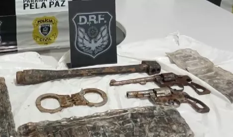 Armas usadas em sequestro de empresário são encontradas enterradas em Campina