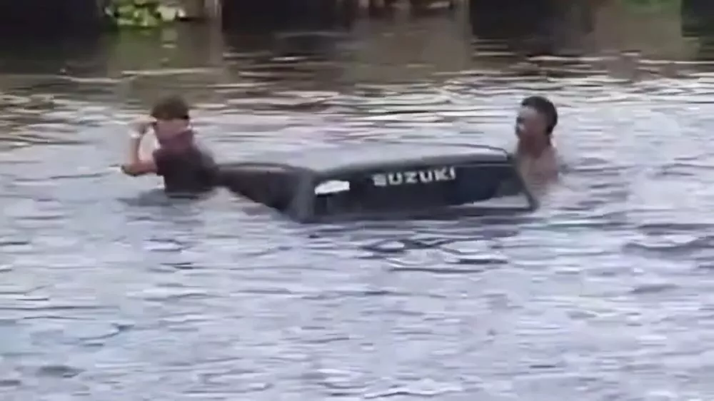 Carro atola no Rio Piranhas e fica submerso durante festa de Carnaval
