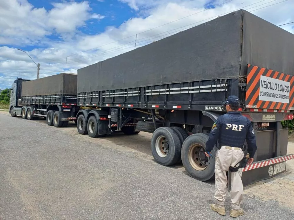 PRF apreende rodotrem com carga irregular e flagra motorista com drogas em Pombal