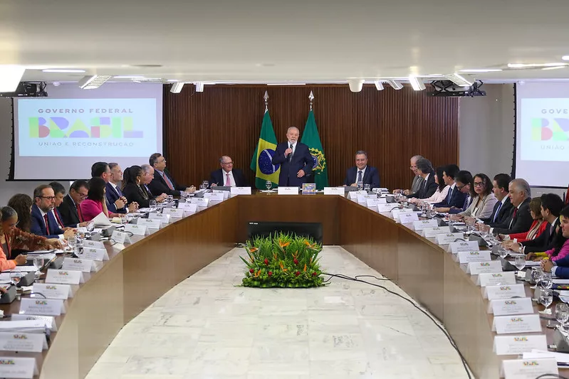 Pesquisas apontam que brasileiros não querem mais políticos