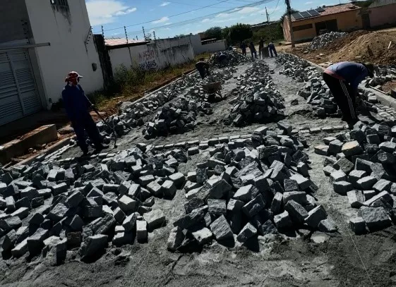 Prefeitura segue com obras de calçamento em diversas ruas de Patos