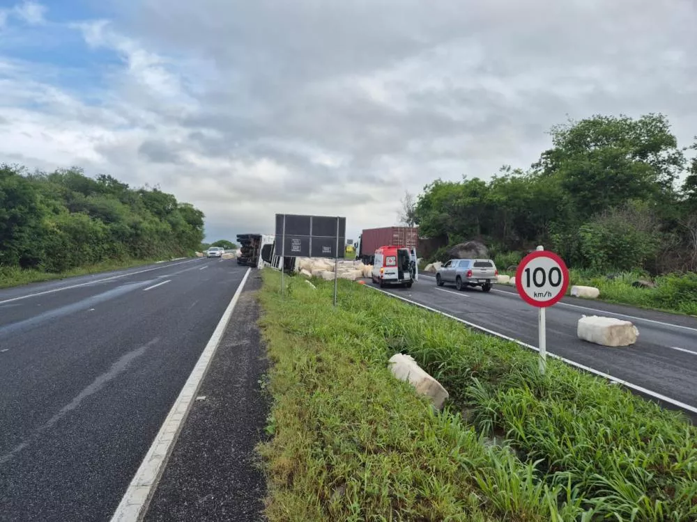 Caminhão tomba na BR-230 e deixa rodovia parcialmente bloqueada na região de Campina Grande