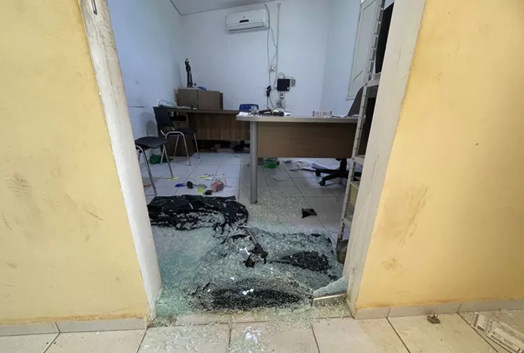 Sede de antiga empresa de limpeza urbana é arrombada em Cajazeiras