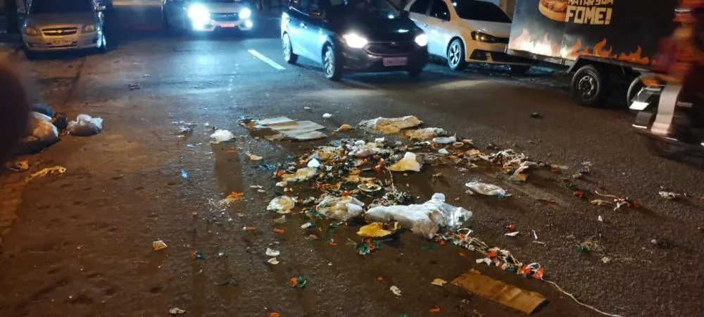 Mulher é detida pela PM após causar tumulto e desordem no centro de Patos