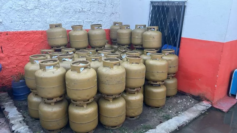 NO MESMO DIA: Polícia Civil investiga e recupera carga com mais de 200 botijões de gás roubada na BR-101