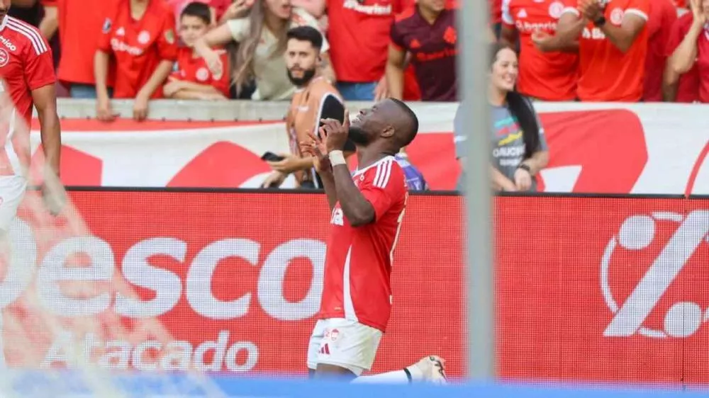 Valencia faz golaço, Inter empata com o Grêmio, é campeão e encerra maior jejum de sua história no Gaúchão