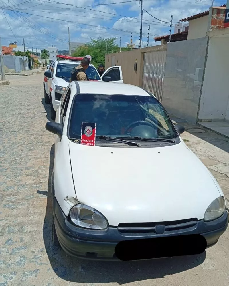 Veículo roubado é apreendido, e condutora é presa durante blitz em São José de Caiana