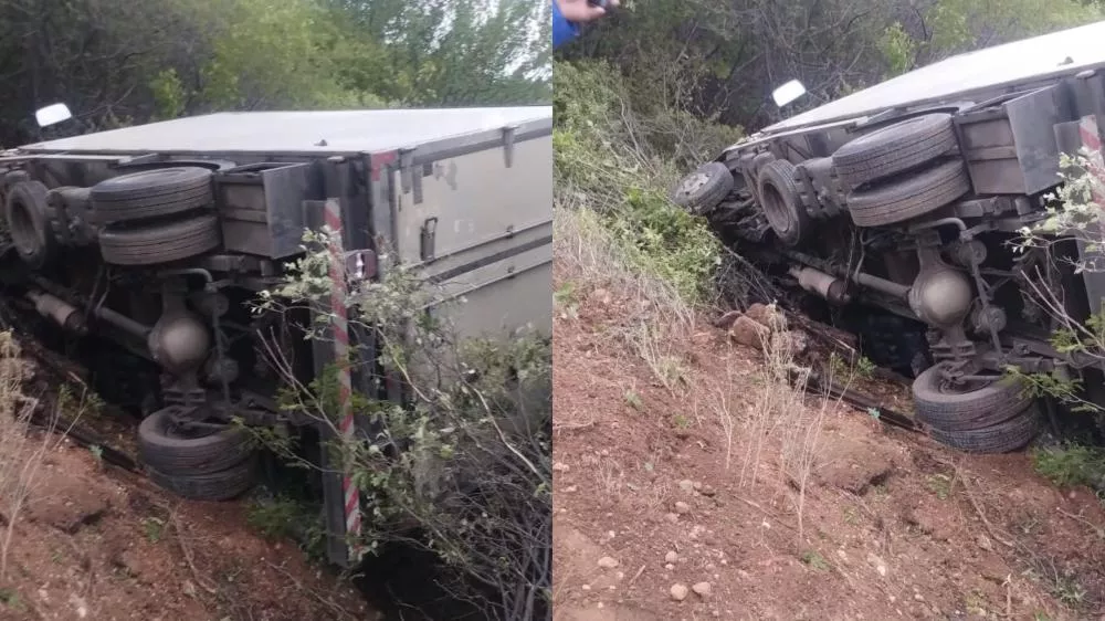Caminhão-baú tomba na Serra de Santa Luzia na manhã desta segunda-feira (17)