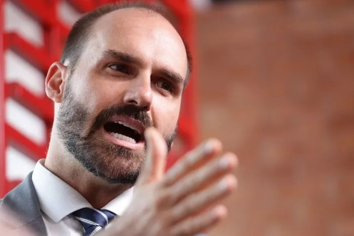 Eduardo Bolsonaro decide ficar nos EUA e se licenciar da Câmara Federal