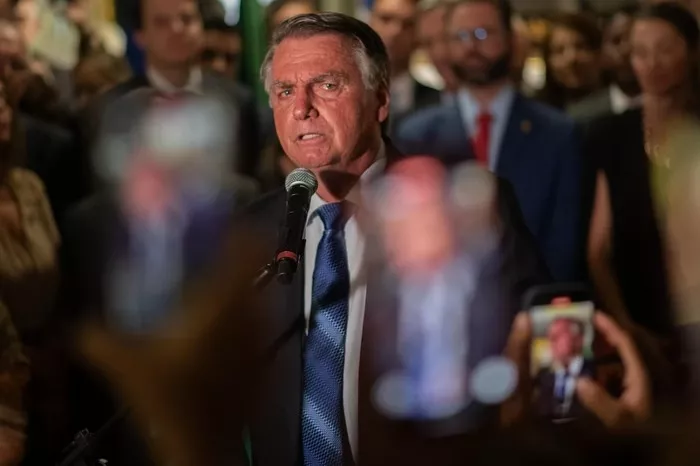 Bolsonaro diz que Eduardo faz “sacrifício” ao permanecer nos EUA e se licenciar do cargo na Câmara Federal