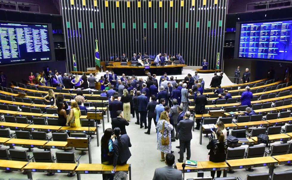 Com 3 meses de atraso, Congresso aprova Orçamento de 2025 com cortes no Bolsa Família e R$ 18 bi no Minha Casa, Minha Vida