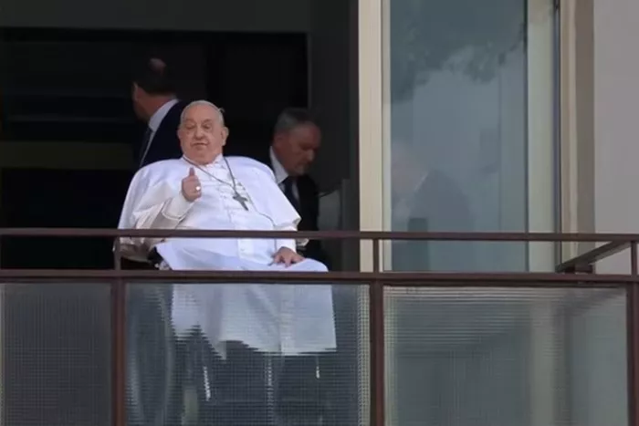 Papa faz primeira aparição pública, dá bênção a fiéis em Roma recebe alta de hospital após 38 dias de internação