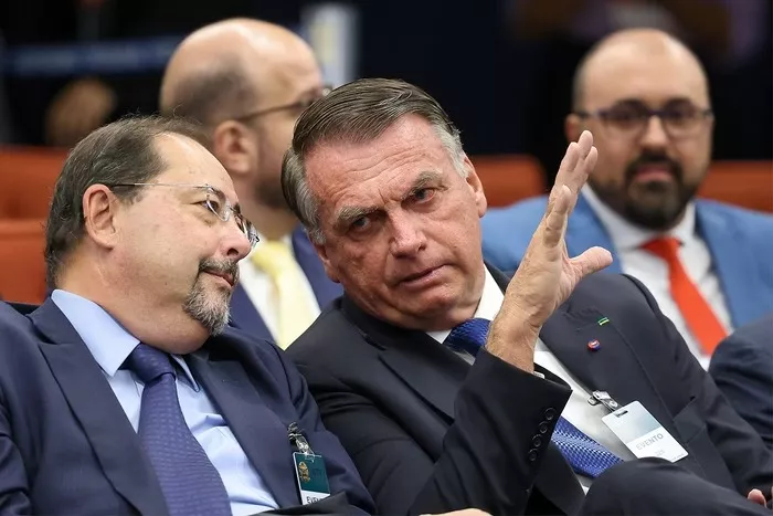 Com presença de Bolsonaro, STF inicia julgamento que pode tornar ex-presidente e sete aliados réus