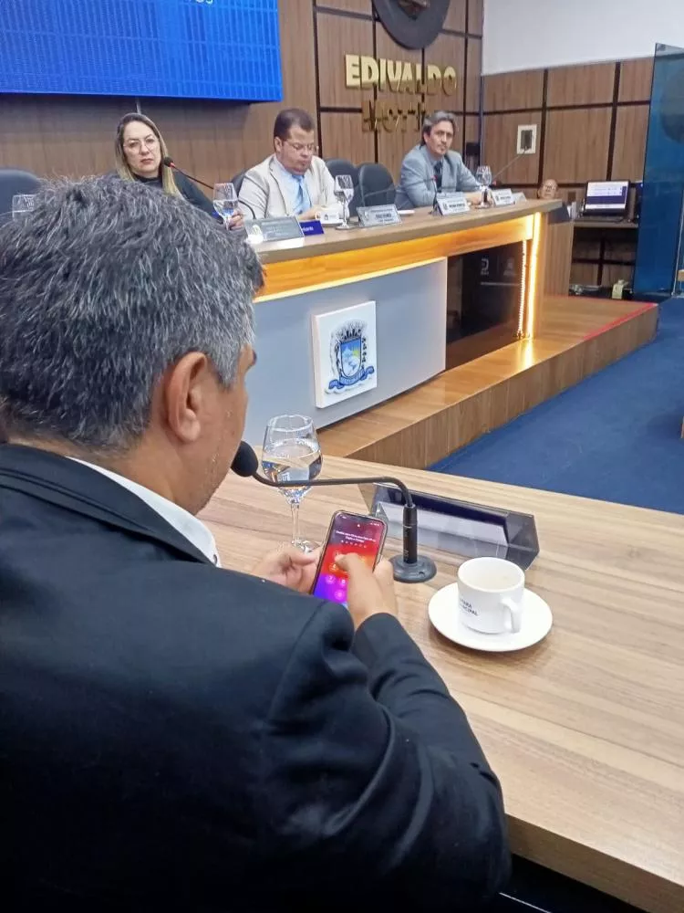 Vereador Rafael Policial apresenta situação dos animais de rua ao secretário em Audiência Pública