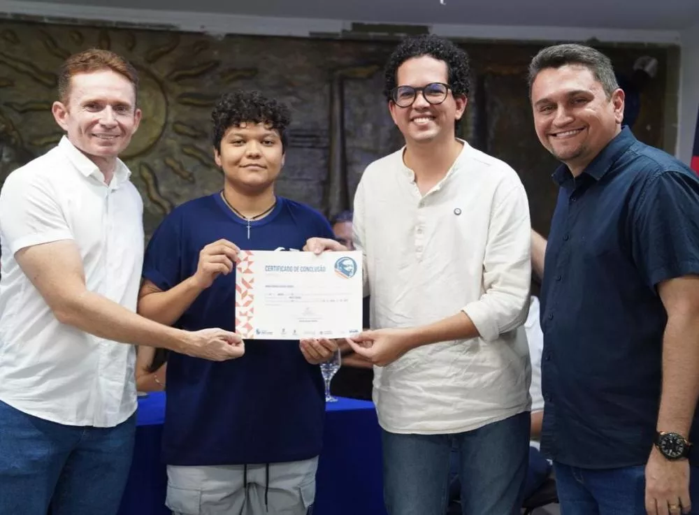 Prefeitura de Patos certifica alunos de Inglês e lança curso de Edição de Vídeo para jovens